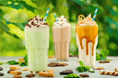 Nane, çikolata ve karamel milkshakes