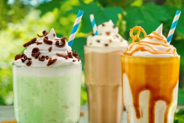 Kalın köpük ile çeşitli milkshakes