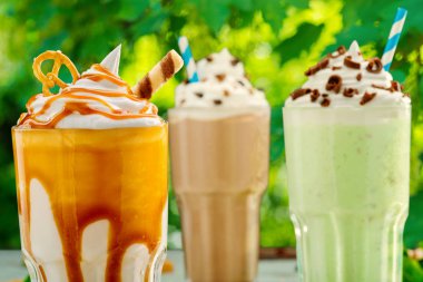 Üç farklı milkshake kokteyller