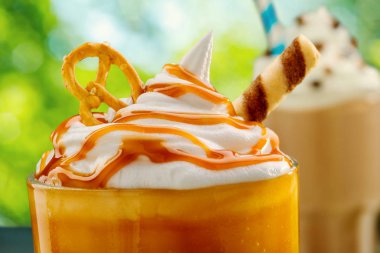 Karamel milkshake köpük ile kokteyl