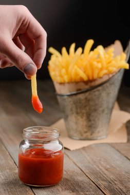 Kızarmış patates adam daldırıyor