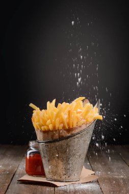 Patates kızartması düşen tuz