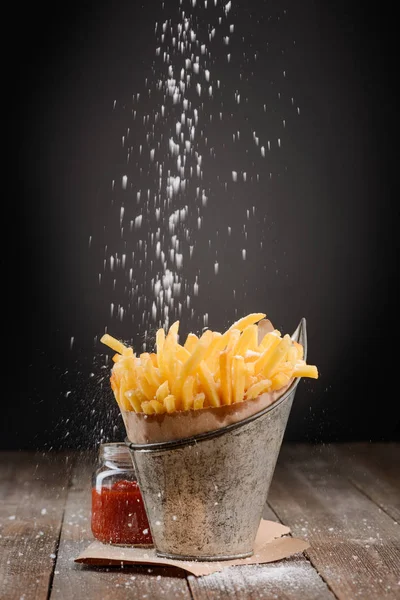 Zout beregening op Franse frietjes — Stockfoto