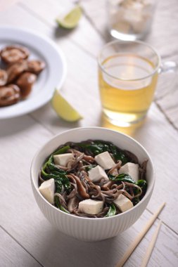 Lezzetli Soba noodle ile Tofu