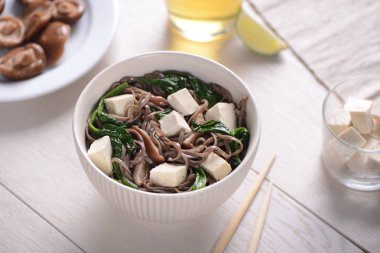 Ispanak ve tofu ile soba erişte