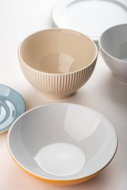 Beyaz yüzey üzerinde çeşitli yemek takımı