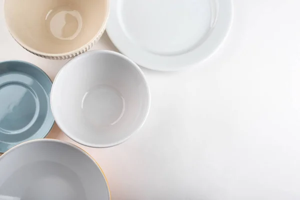 Různé nádobí na bílém pozadí — Stock fotografie