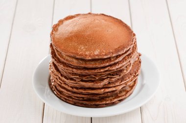 Kabarık kahverengi krep yığını