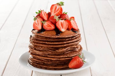 Brown büyük çilek ile krep