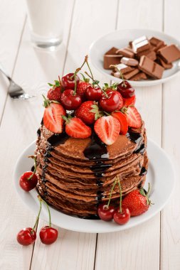 Krep, çilek ve çikolata kahverengi