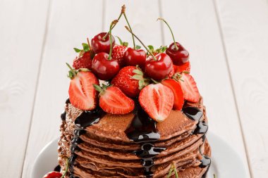 Çilek ve kiraz kek üzerinde