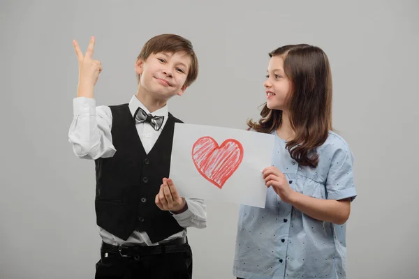 Çocuklar çift boyalı kalp ile — Stok fotoğraf