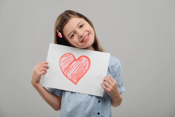 Menina segurando cartão de saudação Valentim — Fotografia de Stock