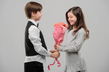 Çiçek veren küçük beyefendi