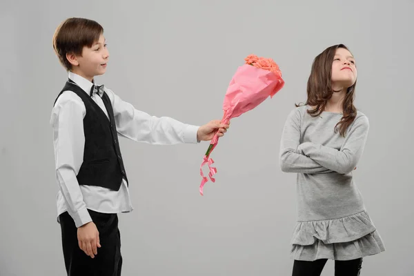 Meisje weigert bloemen te ontvangen — Stockfoto