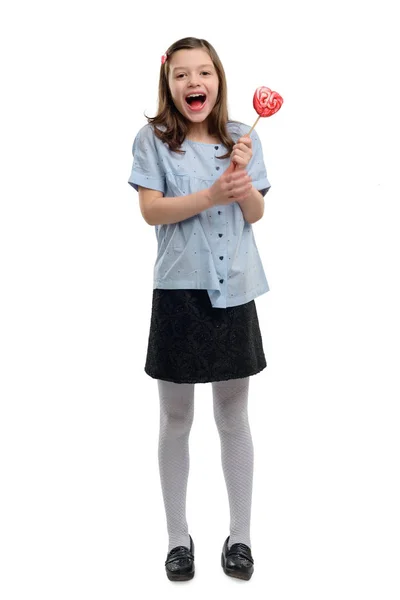 Kind hält ein Bonbon in der Hand — Stockfoto