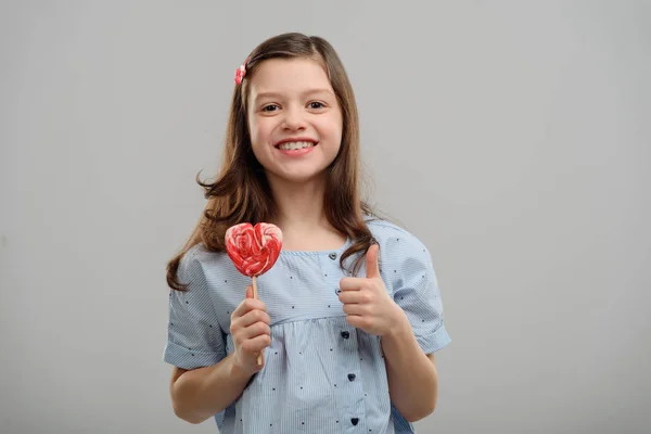 Menina adora doces — Fotografia de Stock