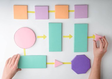 Kağıt bloklar koyarak eller