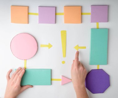 Bir kağıt akış yapma el