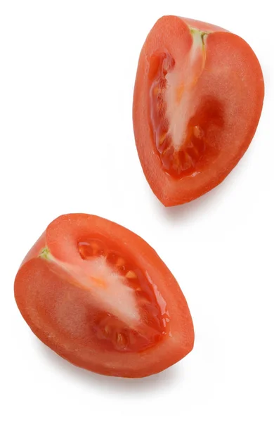 Frische Tomatenstücke auf weiß — Stockfoto