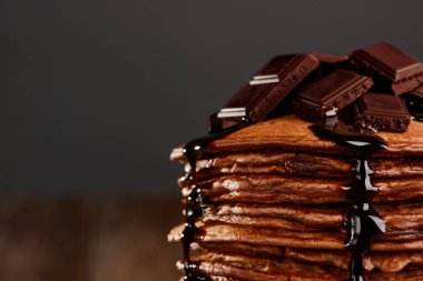 Koyu çikolata üstte erir