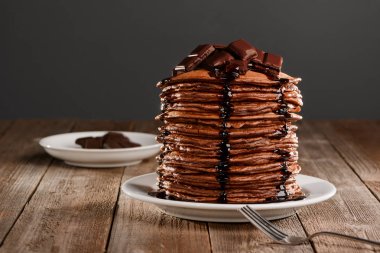 Büyük kahverengi krep yığını