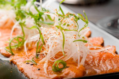 Somon carpaccio üzerinde kapat