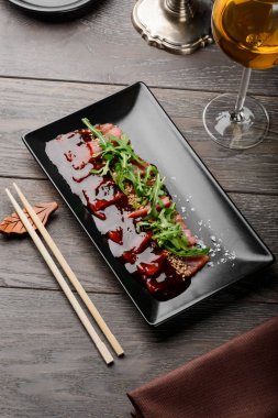 Ton balığı carpaccio roka ile