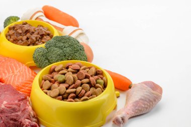 Marketten alınmış evde beslenen hayvan yiyecek