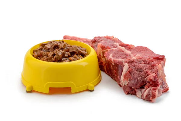 Miska z pieścić żywność i cielęcina stek — Zdjęcie stockowe
