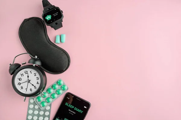 Alarm clock, mask, pills, phone — Stock Photo, Image
