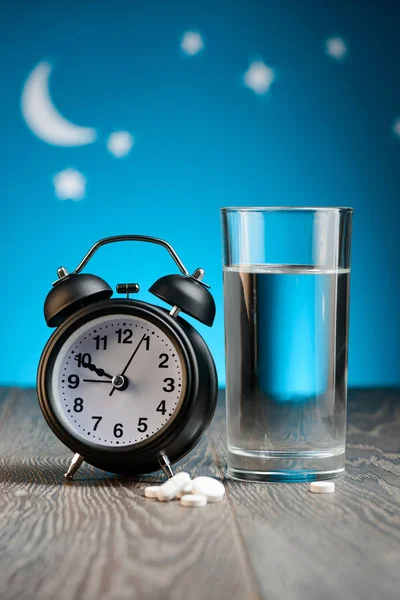 Relógio, comprimidos para dormir — Fotografia de Stock