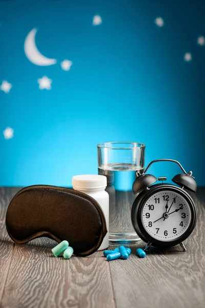 Mascarilla, tapones para los oídos, pastillas y reloj — Foto de Stock