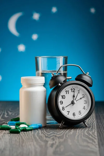 Tabletták, víz és ébresztőóra — Stock Fotó