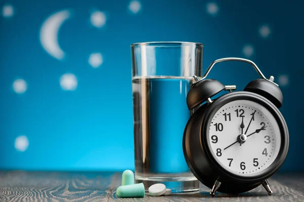 Öronproppar, sover piller, klocka — Stockfoto
