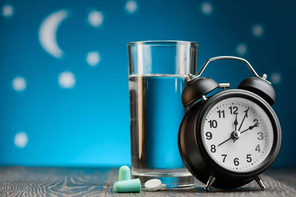 Ohrstöpsel, Schlaftabletten, Uhr — Stockfoto