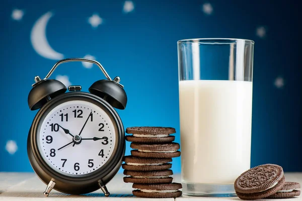 Reloj despertador, galletas y leche — Foto de Stock