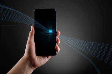 el bir cep telefonu tutarak