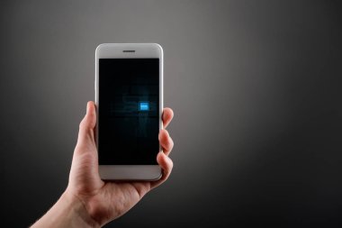 Beyaz bir telefon tutarak el
