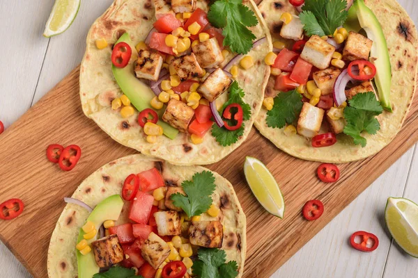 Maken van vegetarische taco 's — Stockfoto