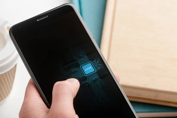 Telefon kullanan bir adam.