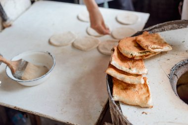 Yeşil soğan ile taze pişmiş ciro