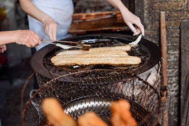 Sokak satıcı halka sopa yapıyor