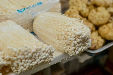 Enoki veya altın iğne mantar