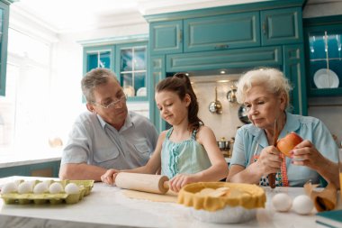 Aile bir pasta pişirme