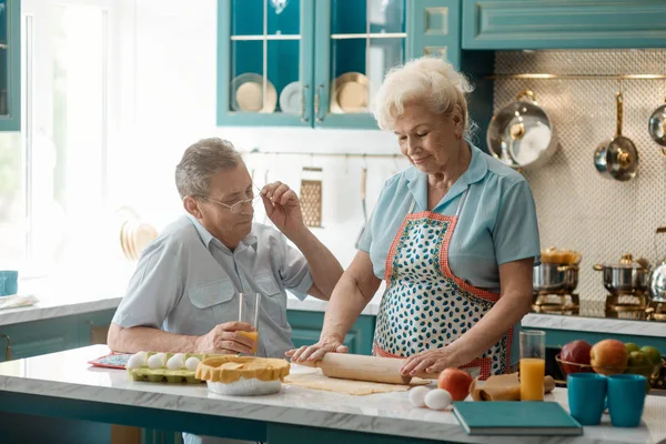 Стара пара на кухні — стокове фото