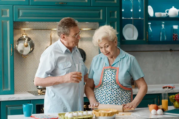 Grootouders in de keuken — Stockfoto