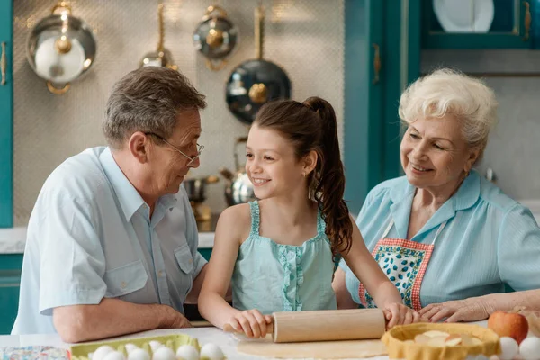 Chica sonriente y abuelos — Foto de Stock