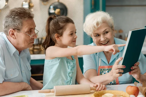 Nonna insegna nipote a cuocere — Foto Stock