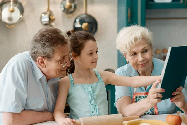 Granny, grandpa and granddaughter — Stock Photo, Image